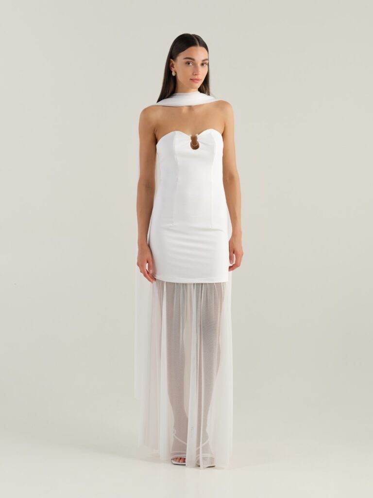 Casandra strapless βραδινό μακρύ φόρεμα με τούλινο τελείωμα και αέρινο φουλάρι σε λευκό