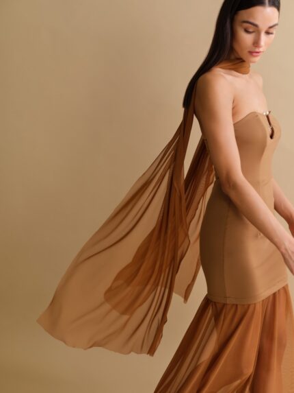 Λεπτομέρεια τούλινης φούστας και διπλού επιπέδου στο strapless μακρύ βραδινό φόρεμα Casandra