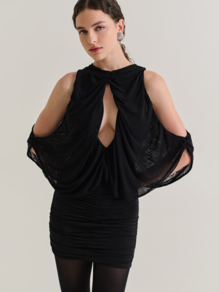 Μαύρο mini ντραπέ φόρεμα GAIA με άνοιγμα στο ντεκολτέ, κοντινή μπροστινή όψη SVARANA