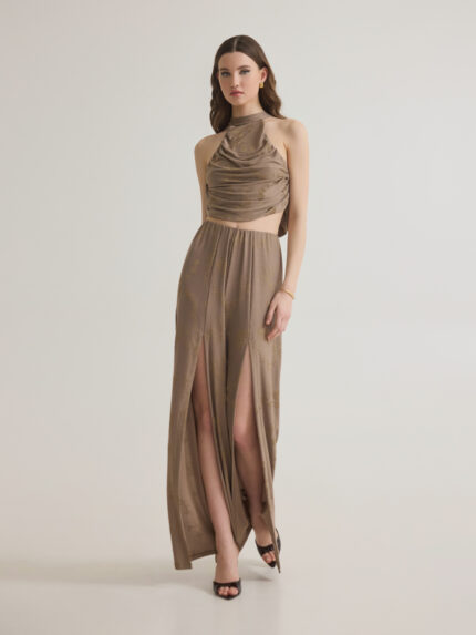 ZINNIA Mocha καφέ ζιβάγκο ντραπέ τοπ με ανάγλυφα λουλούδια & PEONY Mocha καφέ παντελόνα με ανοίγματα | ολόσωμη λήψη