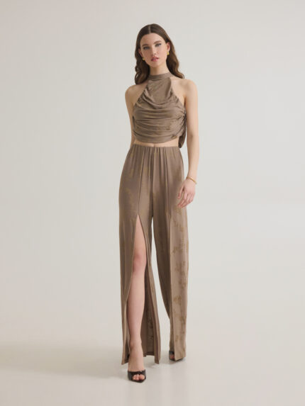 ZINNIA Mocha καφέ ζιβάγκο ντραπέ τοπ με ανάγλυφα λουλούδια & PEONY Mocha καφέ παντελόνα με ανοίγματα | Μπροστινή όψη