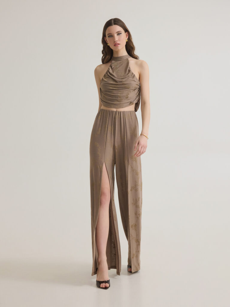 ZINNIA Mocha καφέ ζιβάγκο ντραπέ τοπ με ανάγλυφα λουλούδια & PEONY Mocha καφέ παντελόνα με ανοίγματα | Μπροστινή όψη