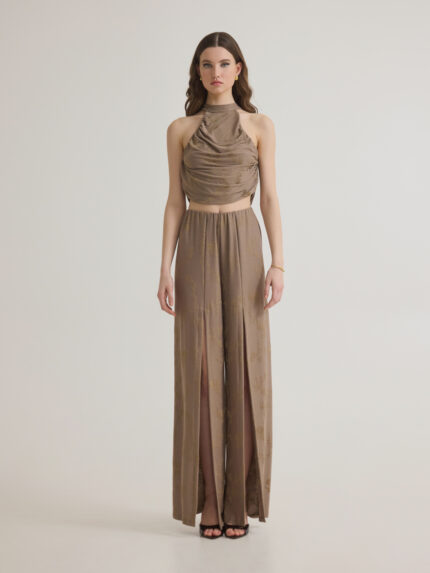 ZINNIA Mocha καφέ ντραπέ τοπ με ανάγλυφα λουλούδια & PEONY Mocha καφέ παντελόνα με ανοίγματα ολόσωμη μπροστινή λήψη