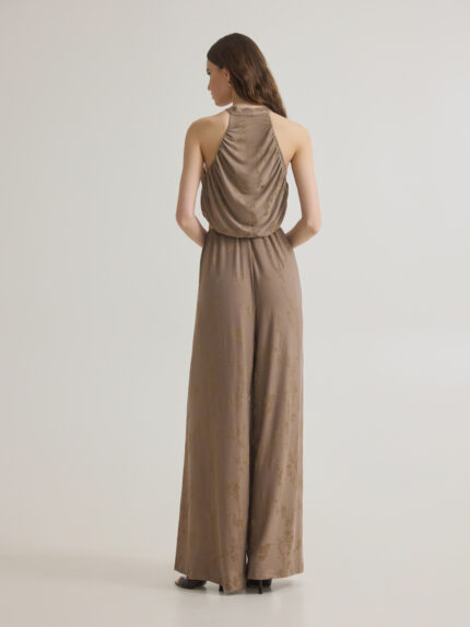 ZINNIA Mocha καφέ ζιβάγκο ντραπέ τοπ με ανάγλυφα λουλούδια & PEONY Mocha καφέ παντελόνα με ανοίγματα | πίσω όψη